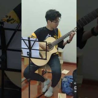 Sử dụng dây đeo đàn guitar - Khi ngồi